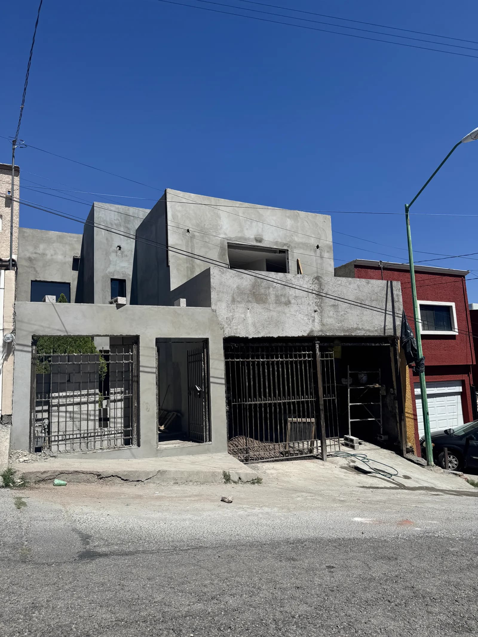 Fachada en obra negra durante la remodelación.
