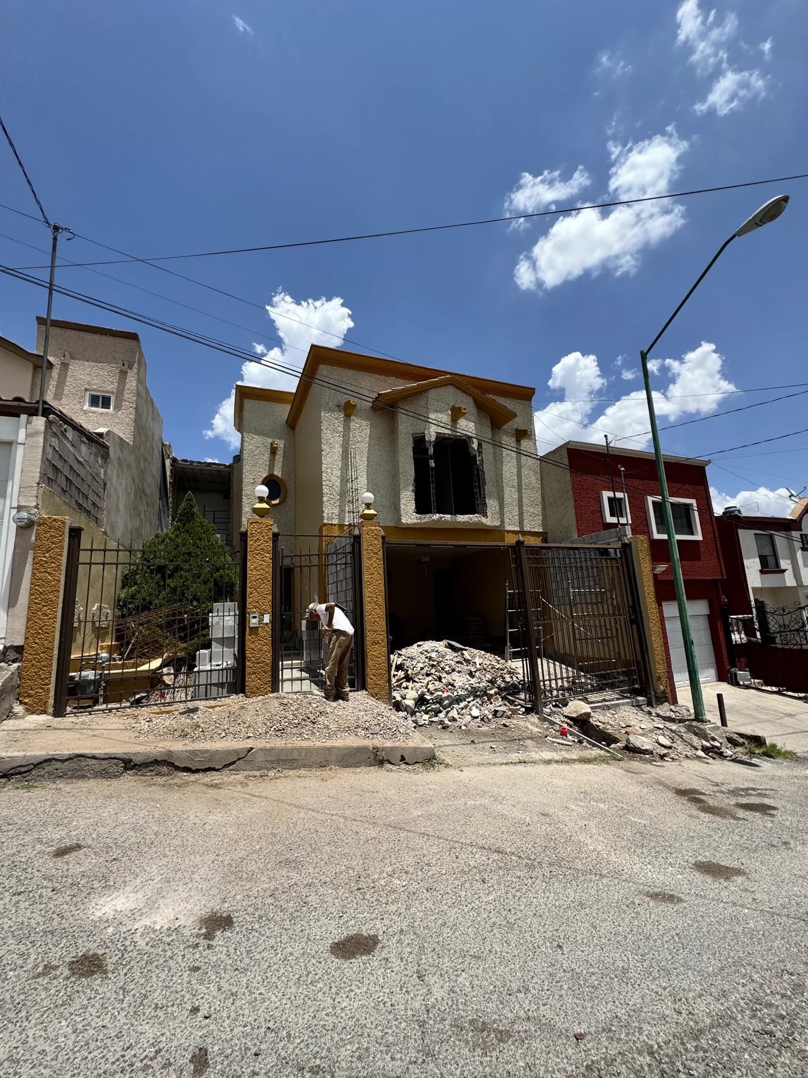La fachada original antes de la obra, con escombro al frente.