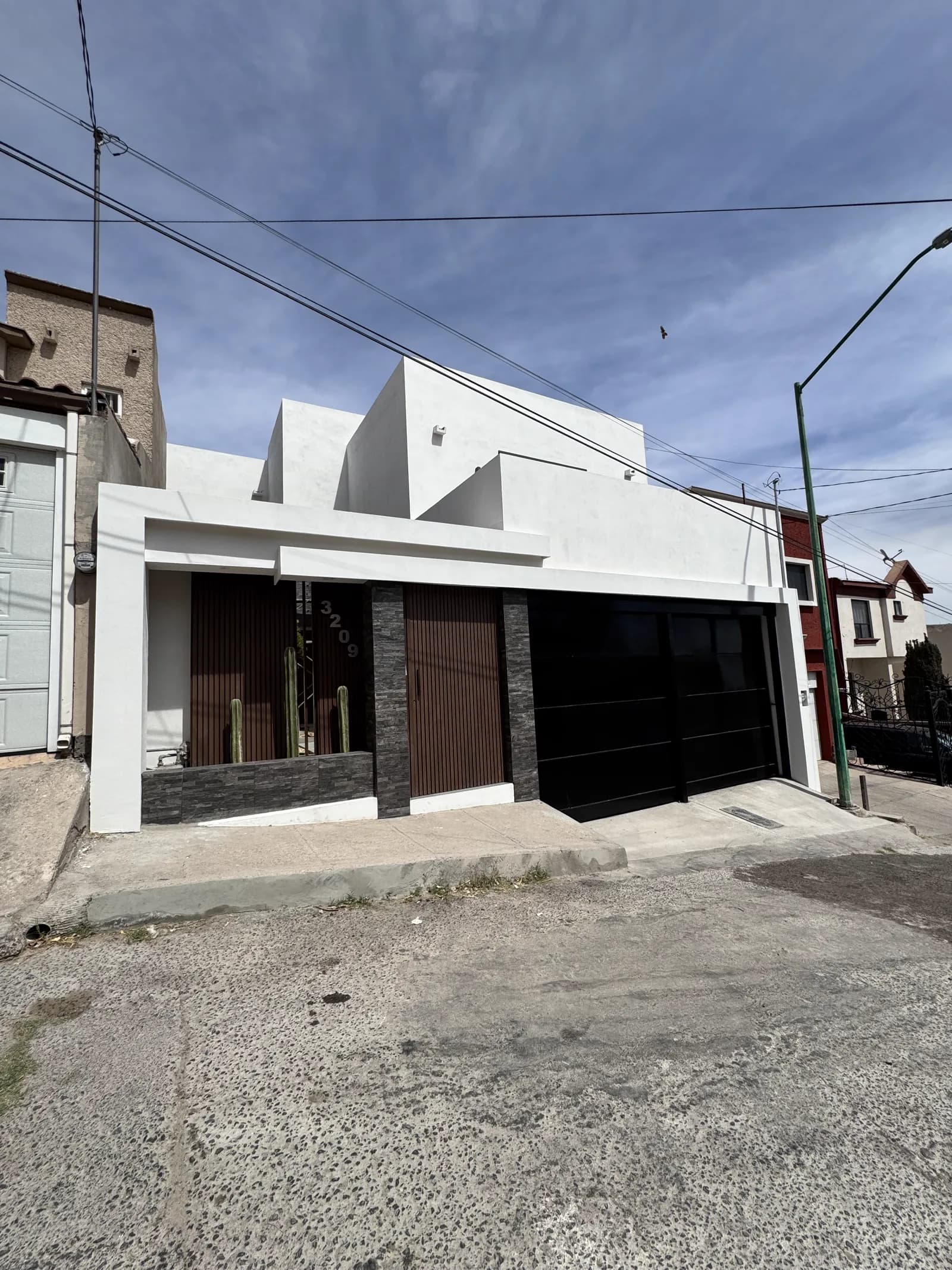 Vista completa de la fachada terminada desde la calle.