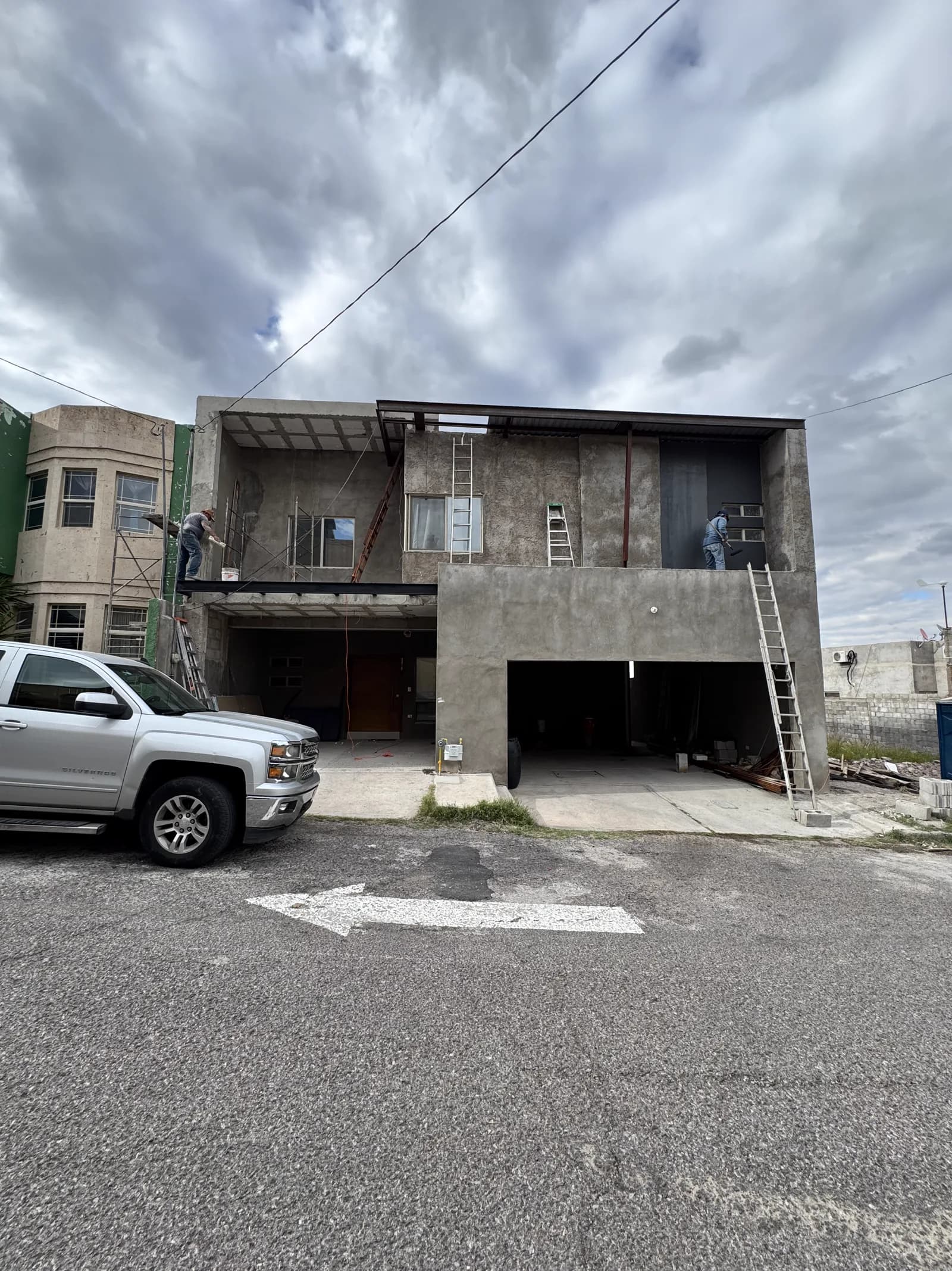 Otra vista de la obra en proceso, ya con la estructura del pergolado.