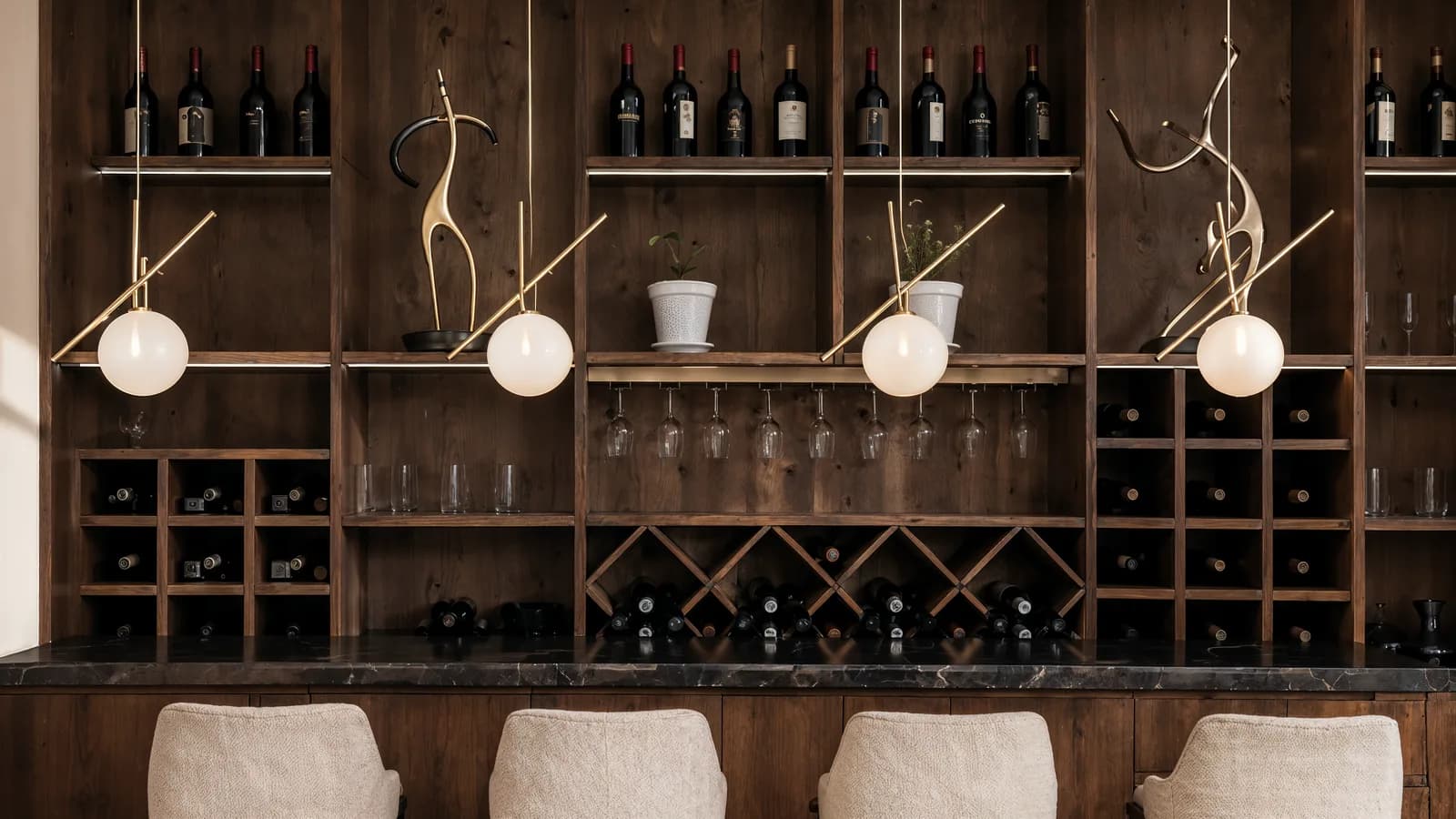 Render de la cava de madera con repisas de botellas y lámparas de globo.