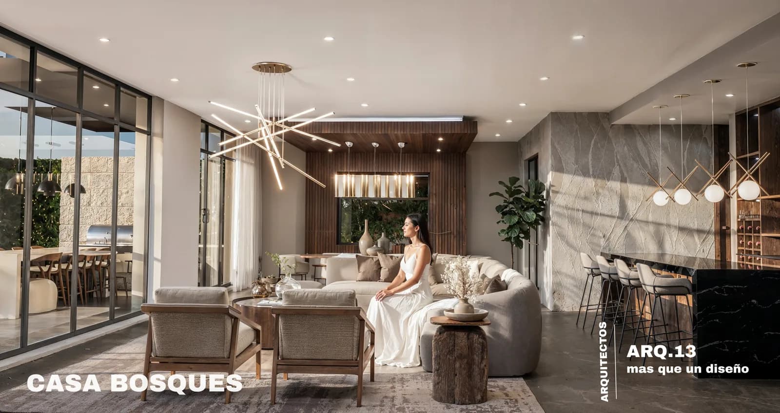 Render de la sala y el comedor con ventanales, lámpara de varillas doradas y la cava.