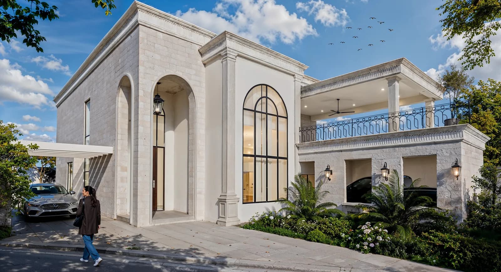 Render de la fachada en perspectiva, con el ventanal en arco y la terraza con balaustrada.