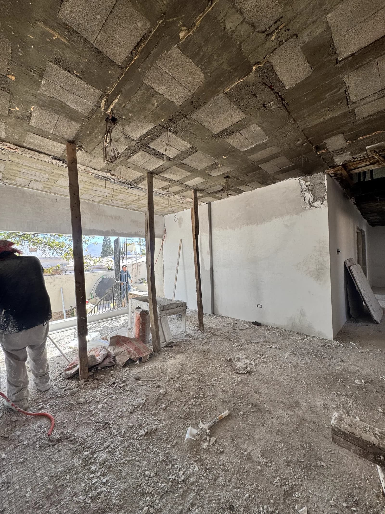 Muros demolidos para abrir la planta hacia el ventanal.