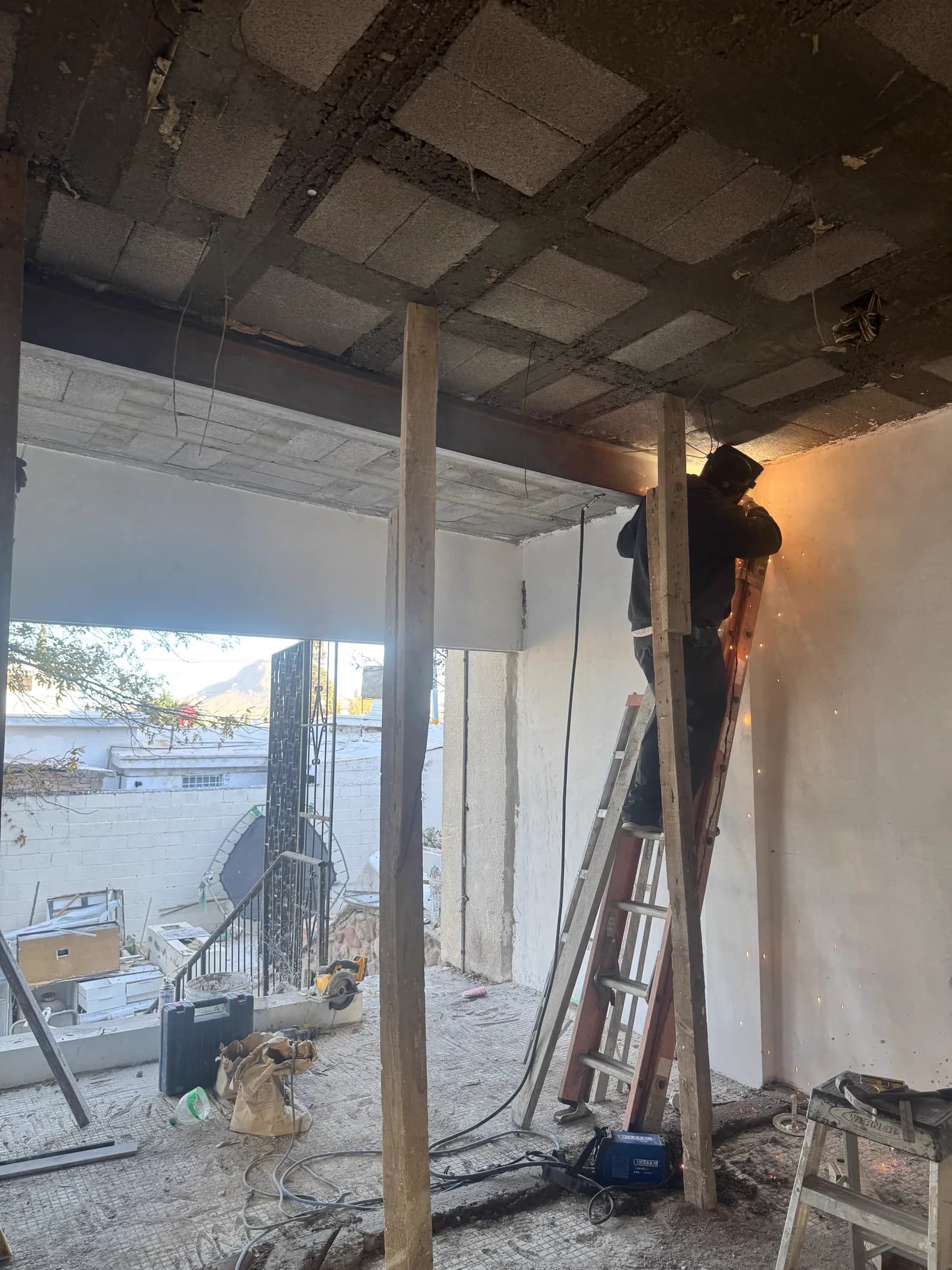 Trabajos en el muro, con puntales sosteniendo la losa.