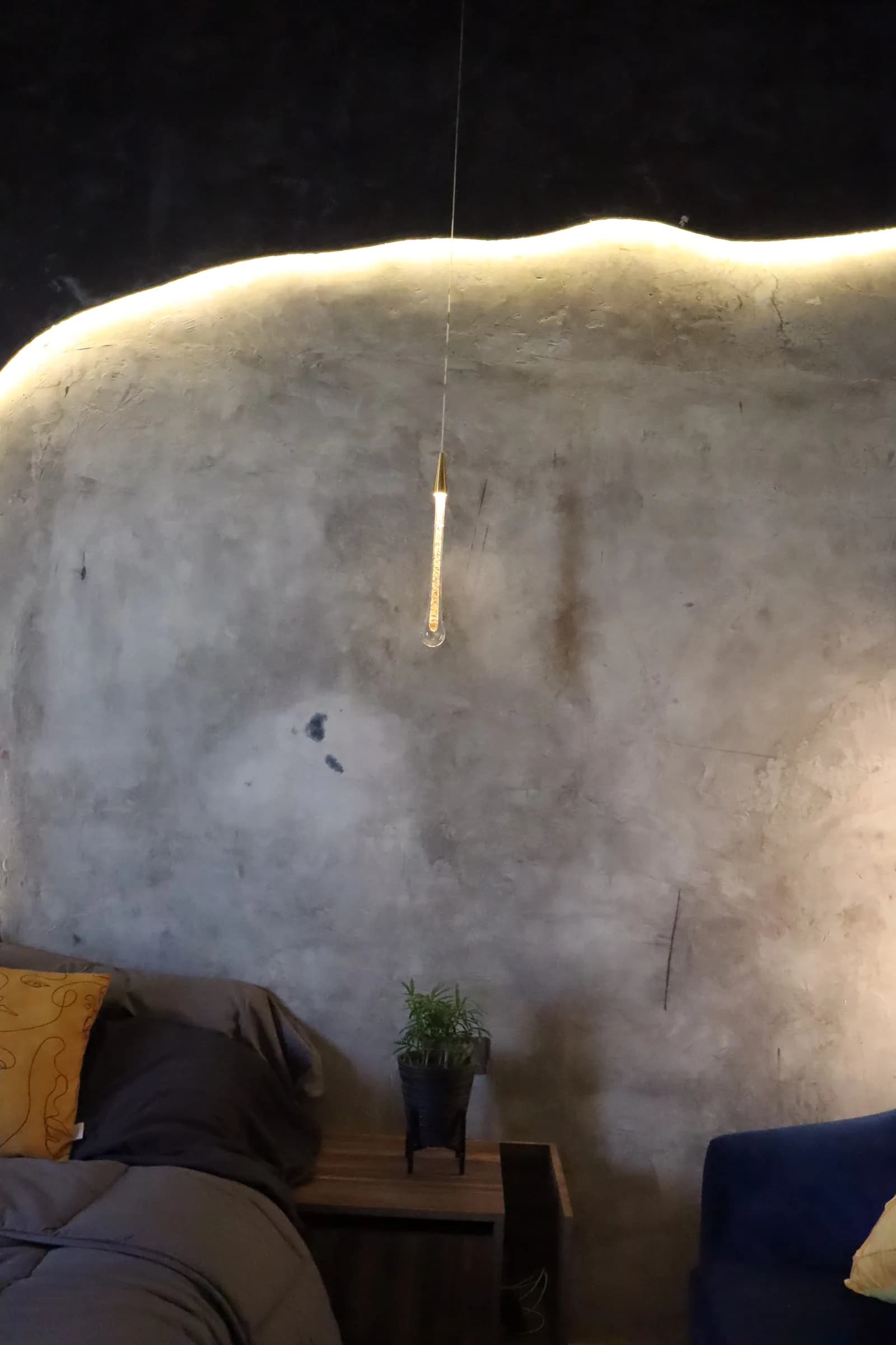 Otra vista de la cabecera curva con luz indirecta y la lámpara de gota.