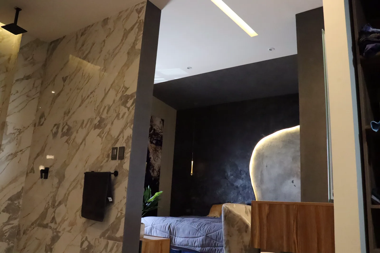 Muro de porcelanato tipo mármol del baño, junto a la recámara.