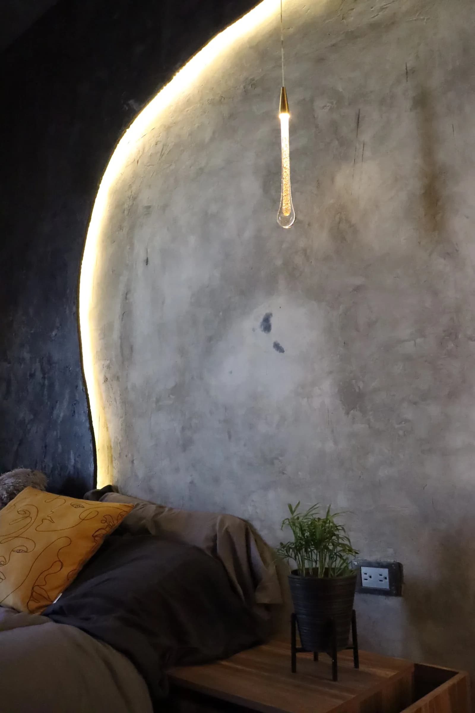 Detalle del borde iluminado de la cabecera y el buró de madera.