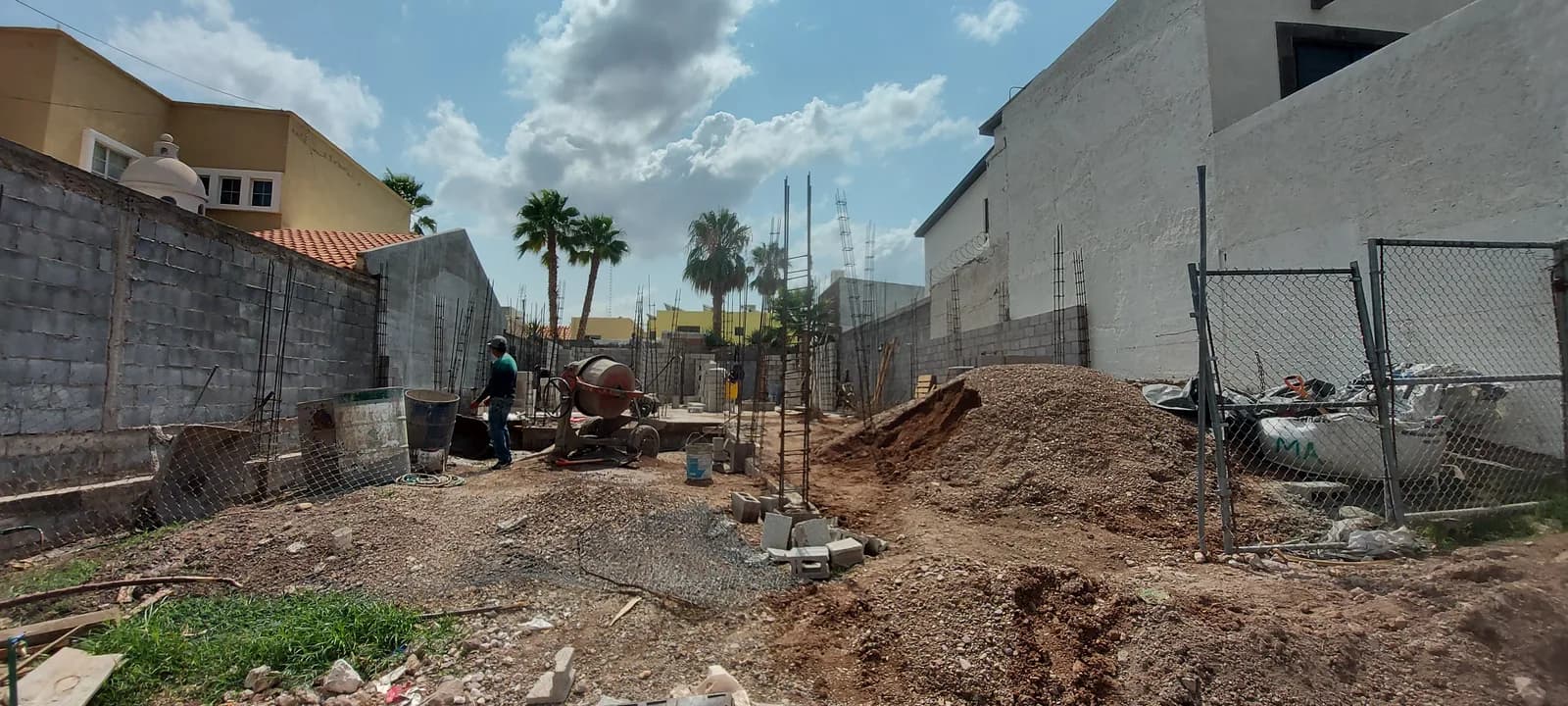 Armado de castillos y la revolvedora trabajando sobre el terreno.