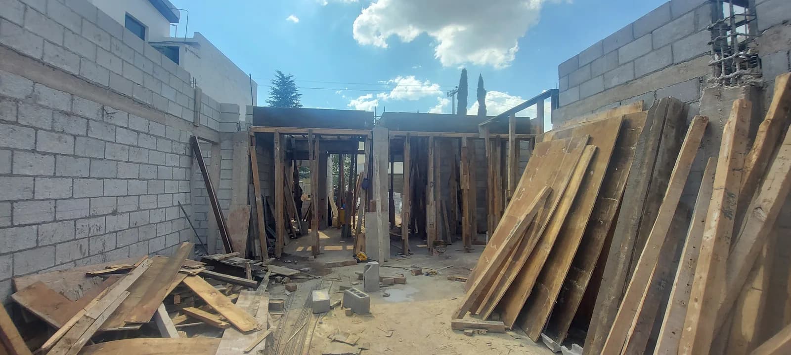 Cimbra de madera del entrepiso apuntalada entre los muros de block.