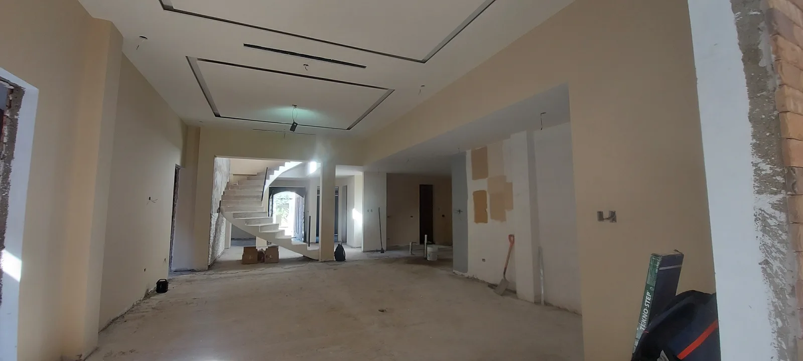 Interior ya con yeso y los plafones trazados, hacia el fondo de la planta baja.