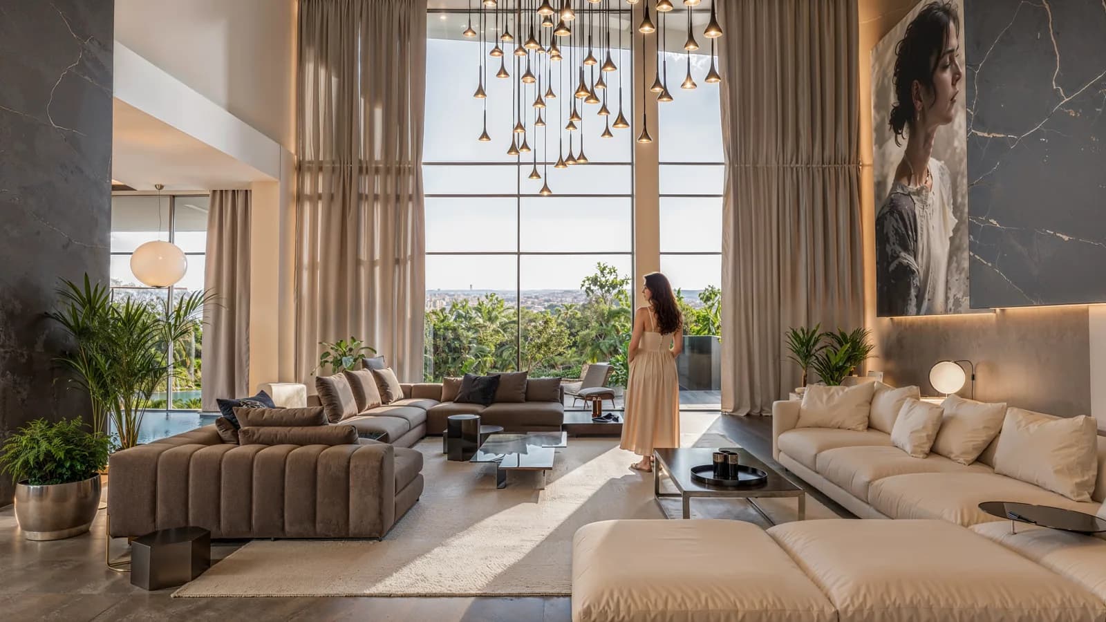 Render de la sala de doble altura con ventanal, cortinas y candil de gotas.