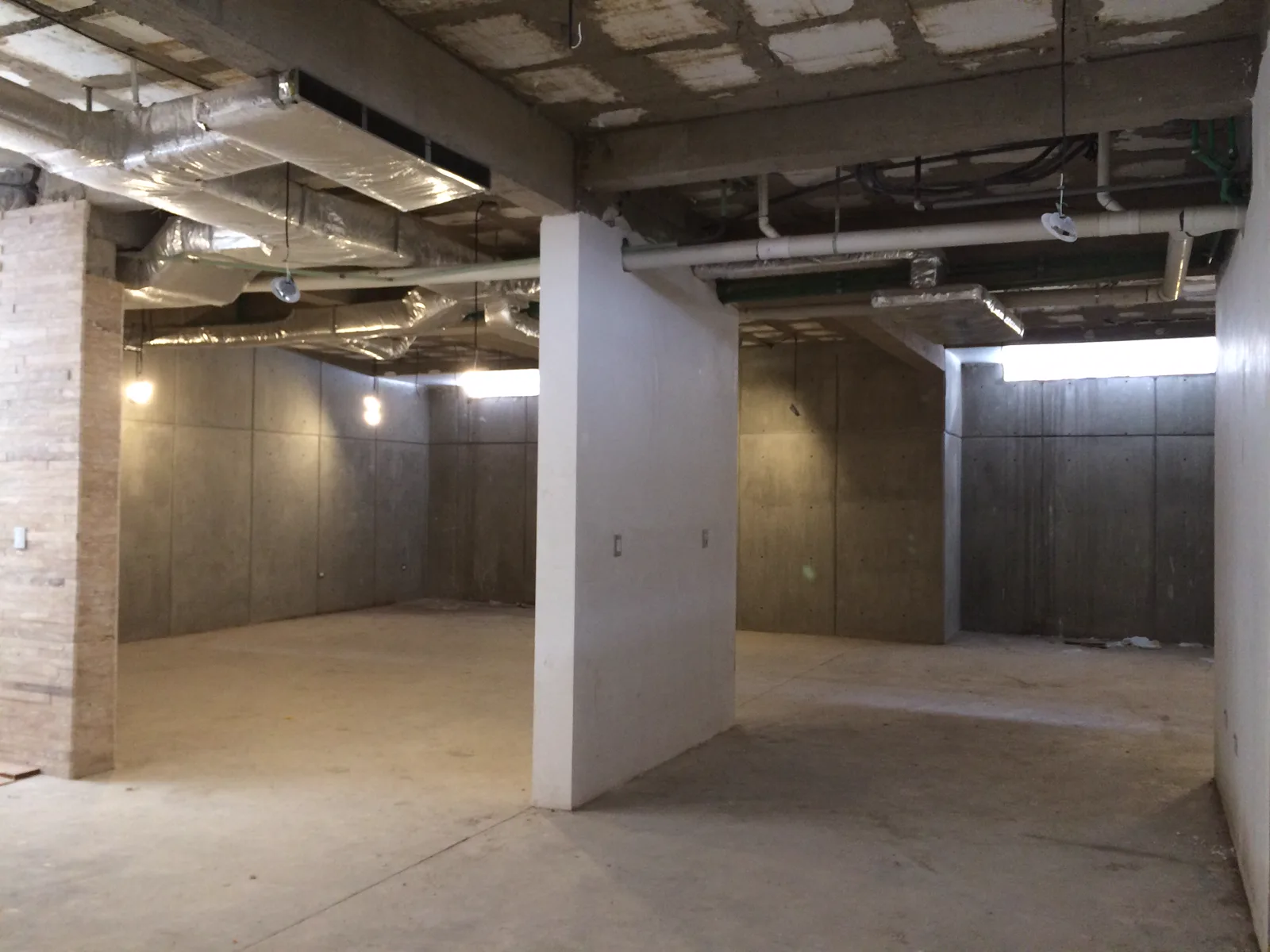 Otra vista del sótano terminado en obra gris, con los muros de concreto.