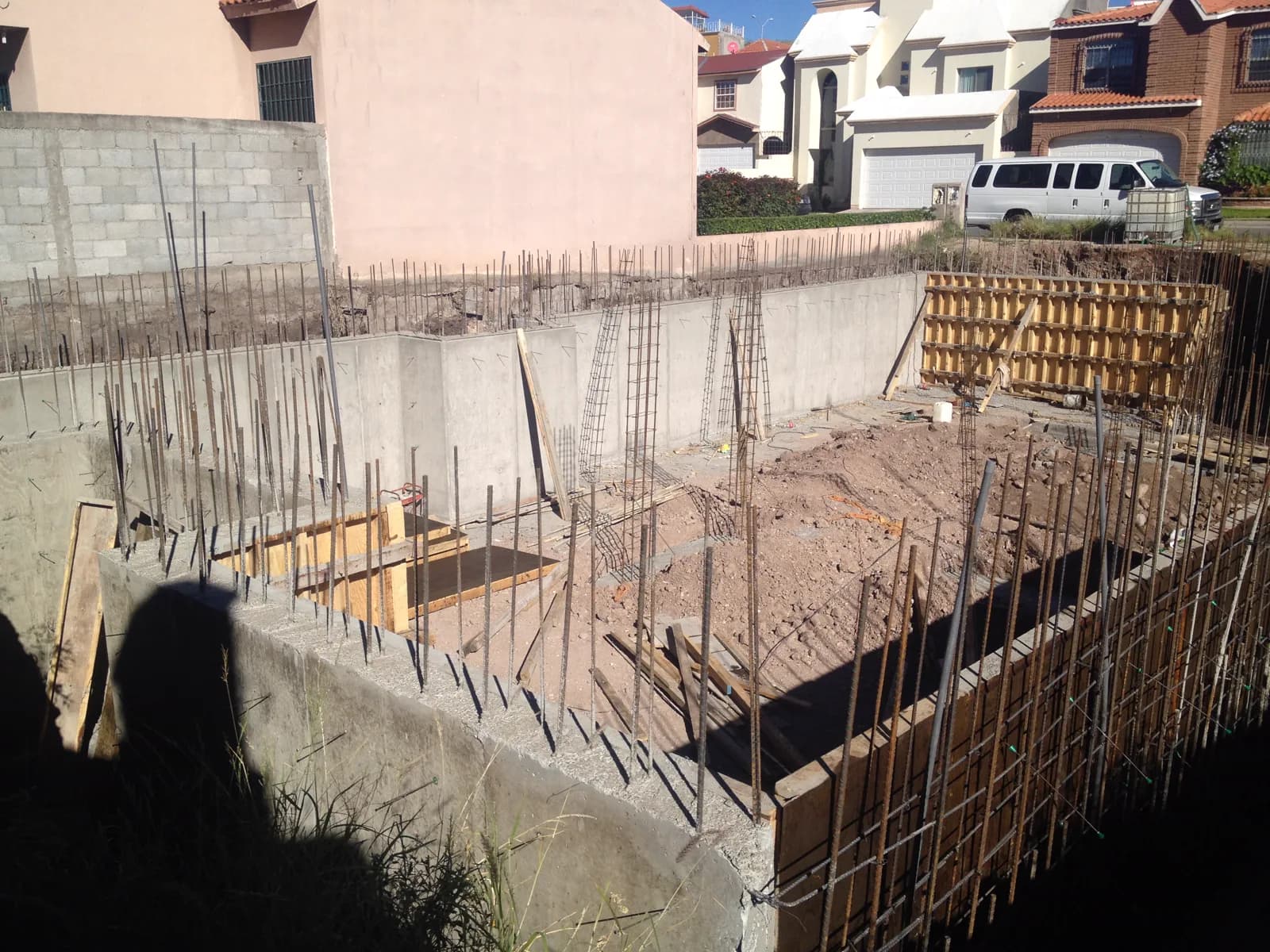 Excavación con el armado de acero y la cimbra de los primeros muros.