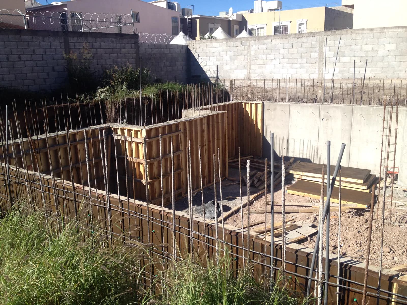 Cimbra de madera y varillas en la excavación.