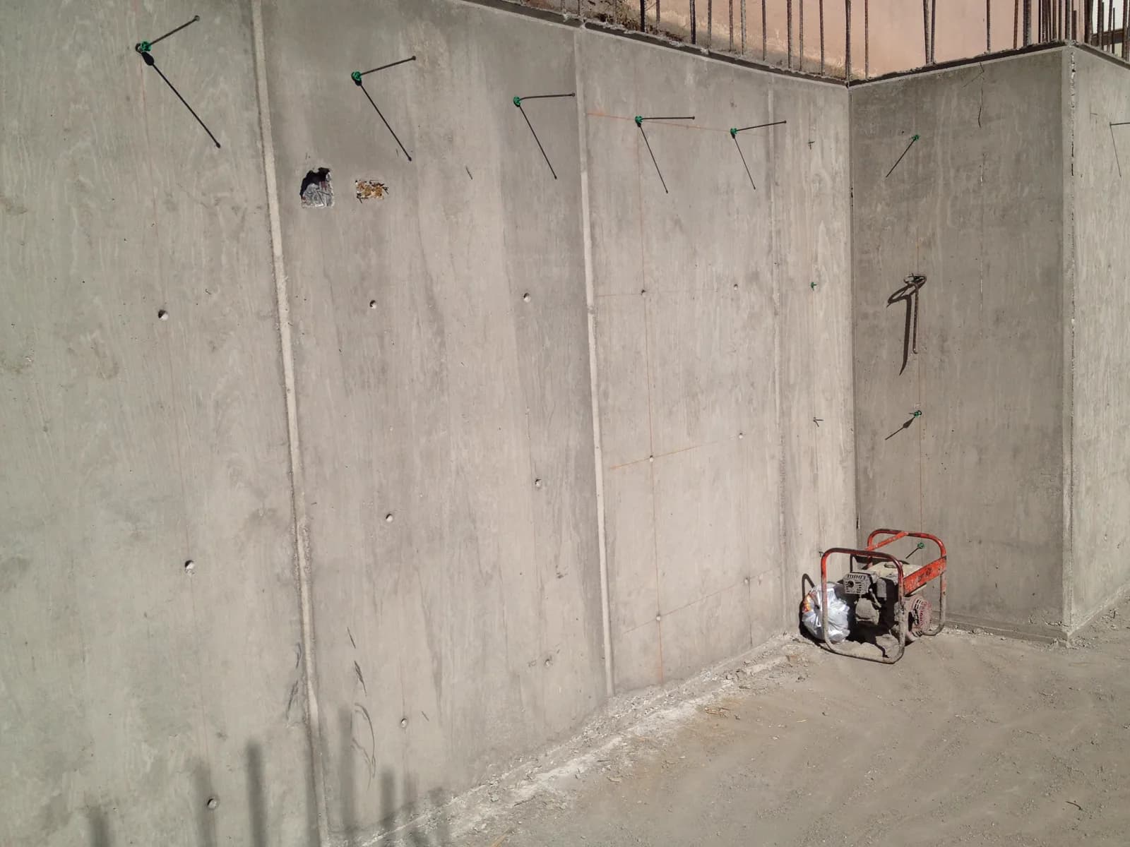 Muro de concreto recién descimbrado, con las marcas del molde.