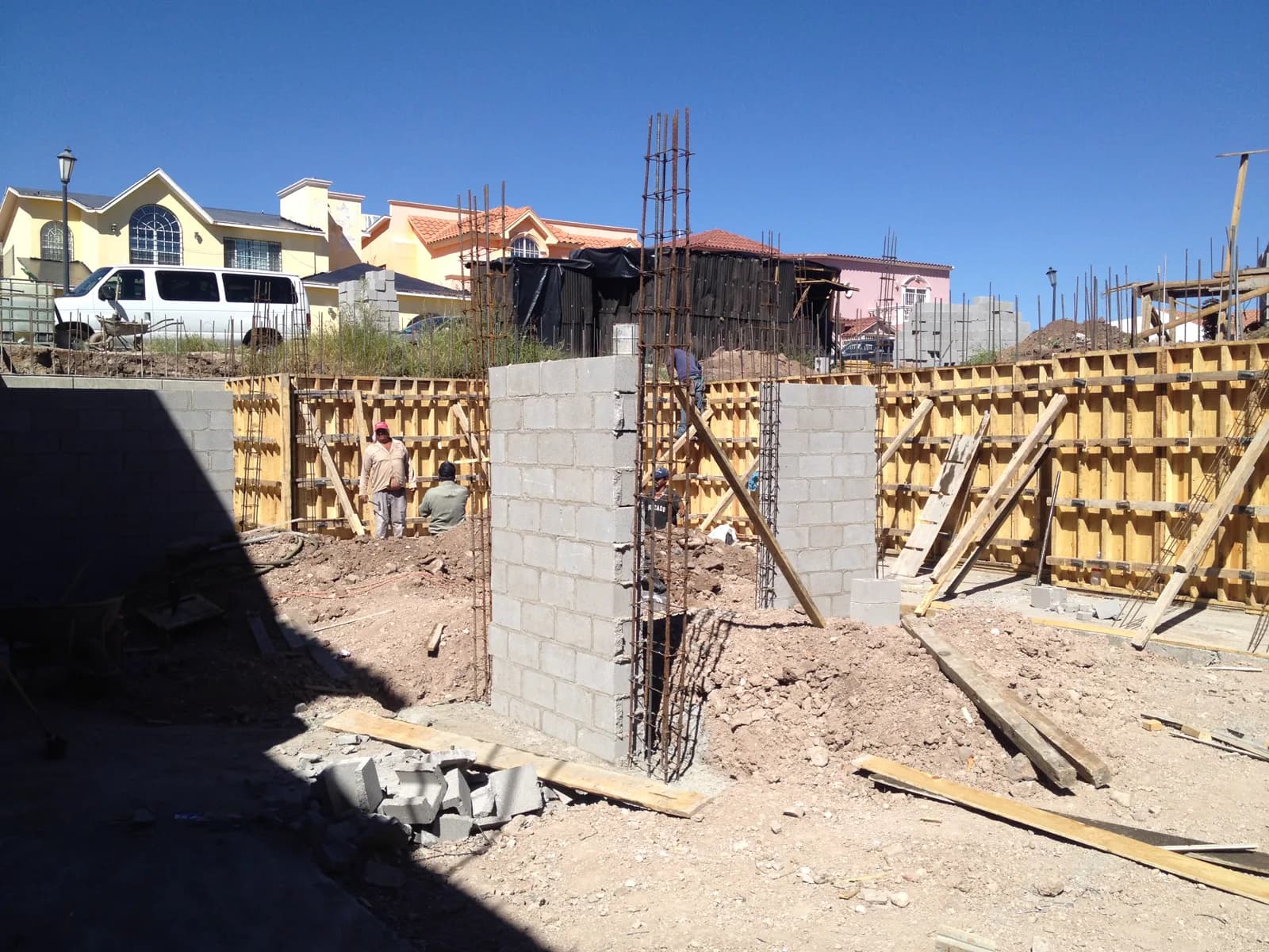Muros de block y cimbra en proceso.