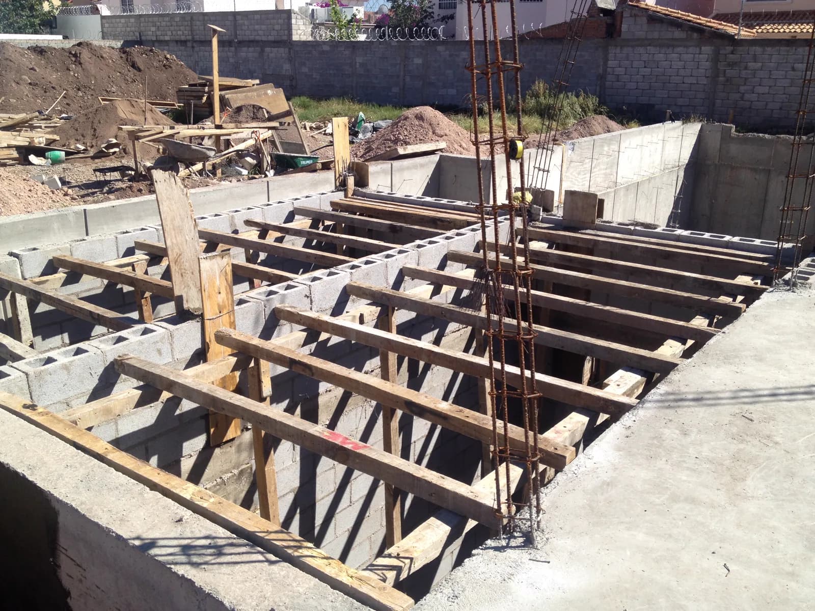 Cimbra de madera para una losa sobre muros de block.