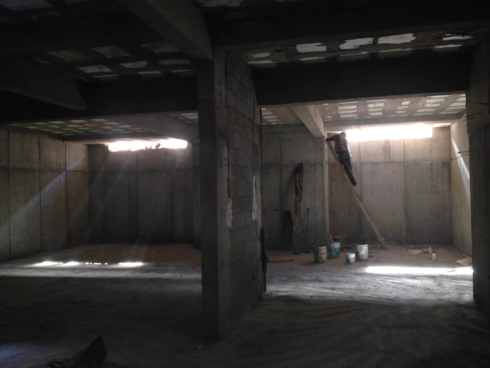 Sótano en obra negra con columnas de concreto.