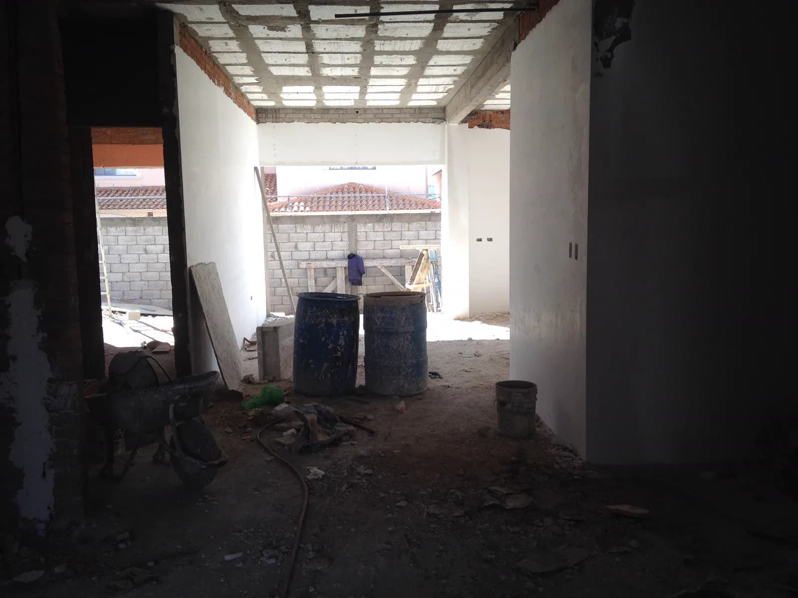Cuarto con muros ya aplanados y vista hacia el exterior.