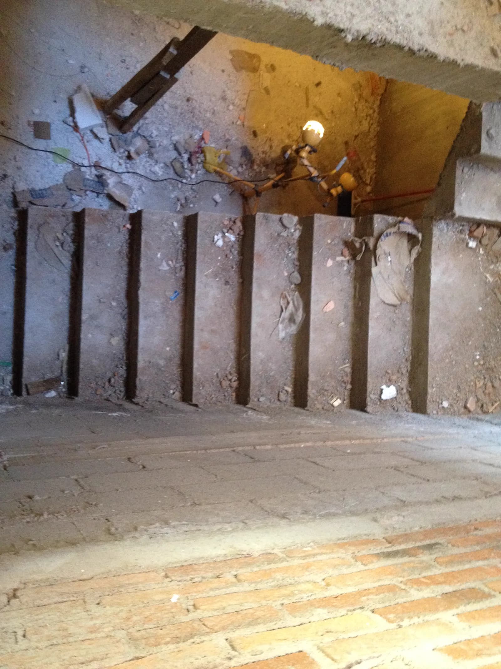 Vista hacia abajo del hueco de la escalera en obra.