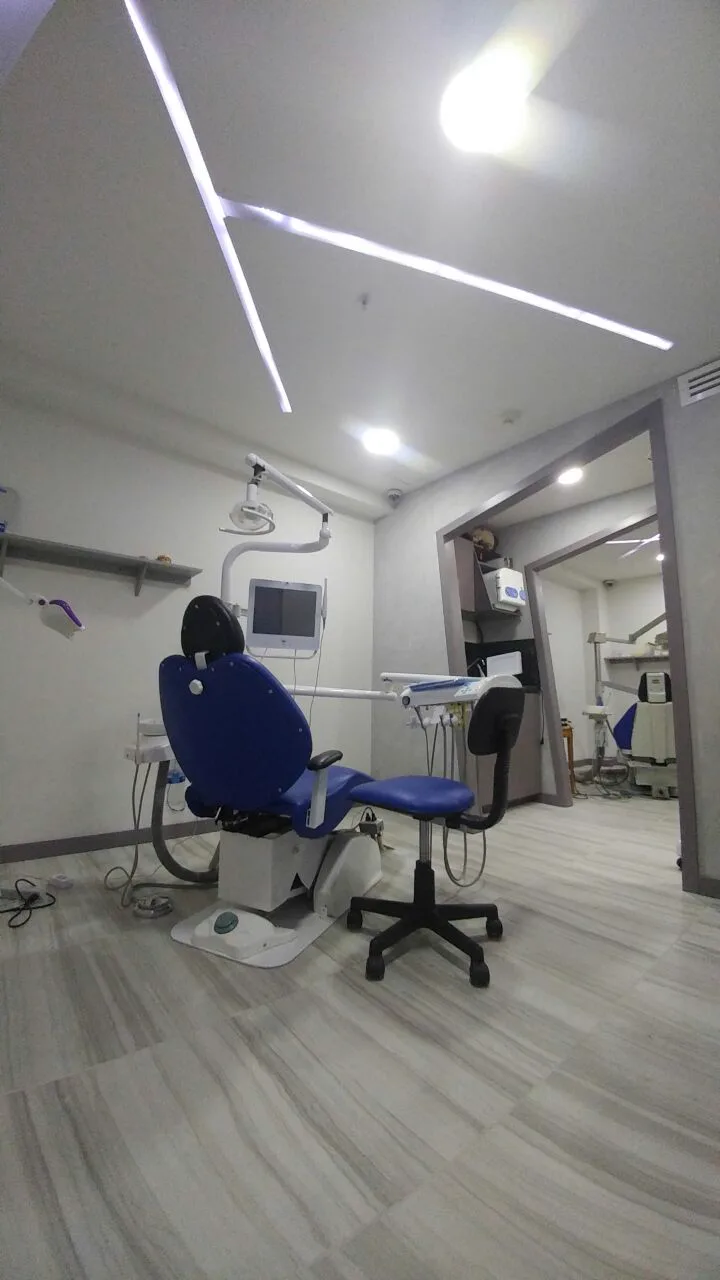 Otra vista del consultorio con la unidad dental.