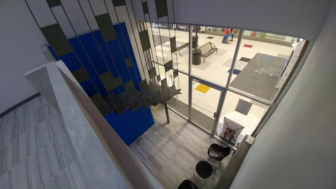 Vista desde arriba de la escalera, la cortina y la sala de espera.