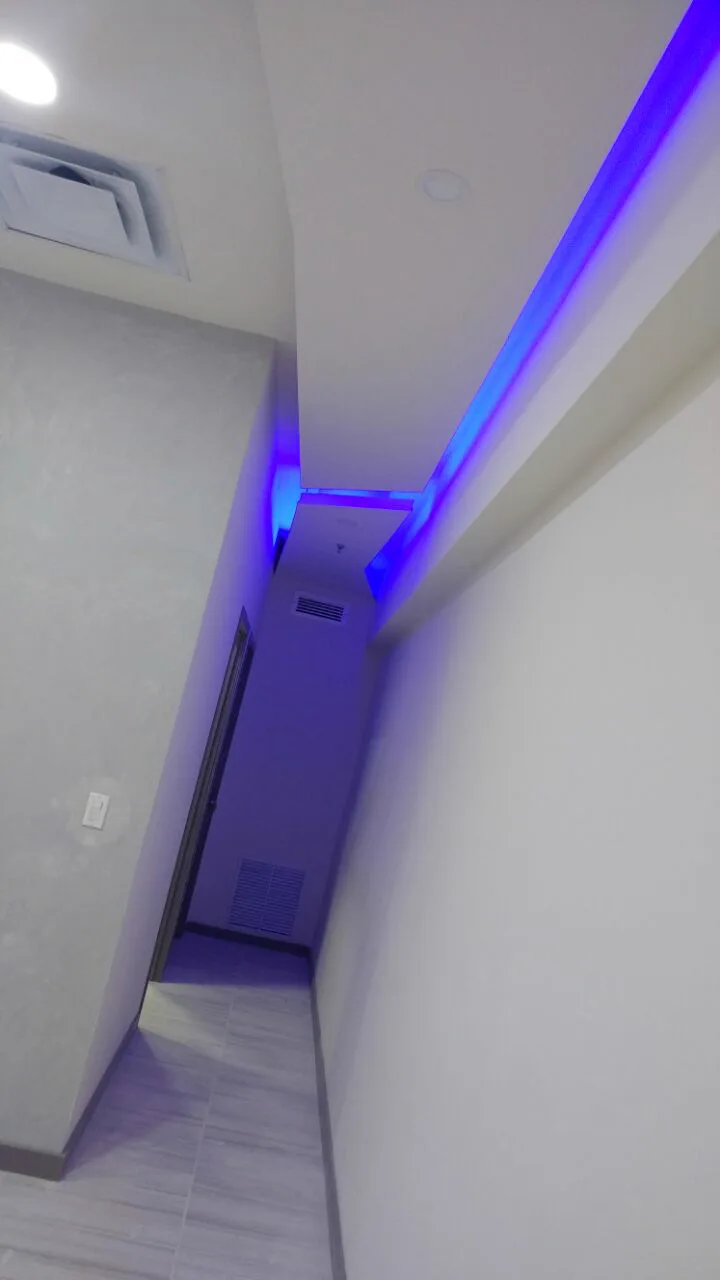 Pasillo hacia los consultorios, con la luz azul en el plafón.