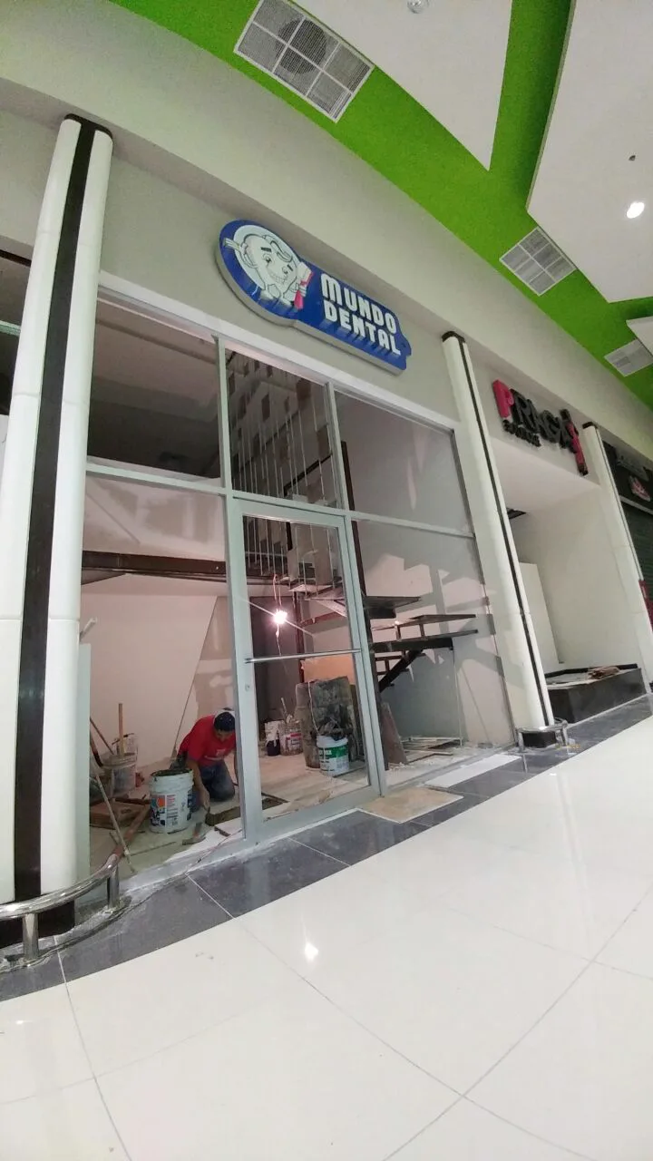 Fachada del local en obra, dentro de la plaza comercial.