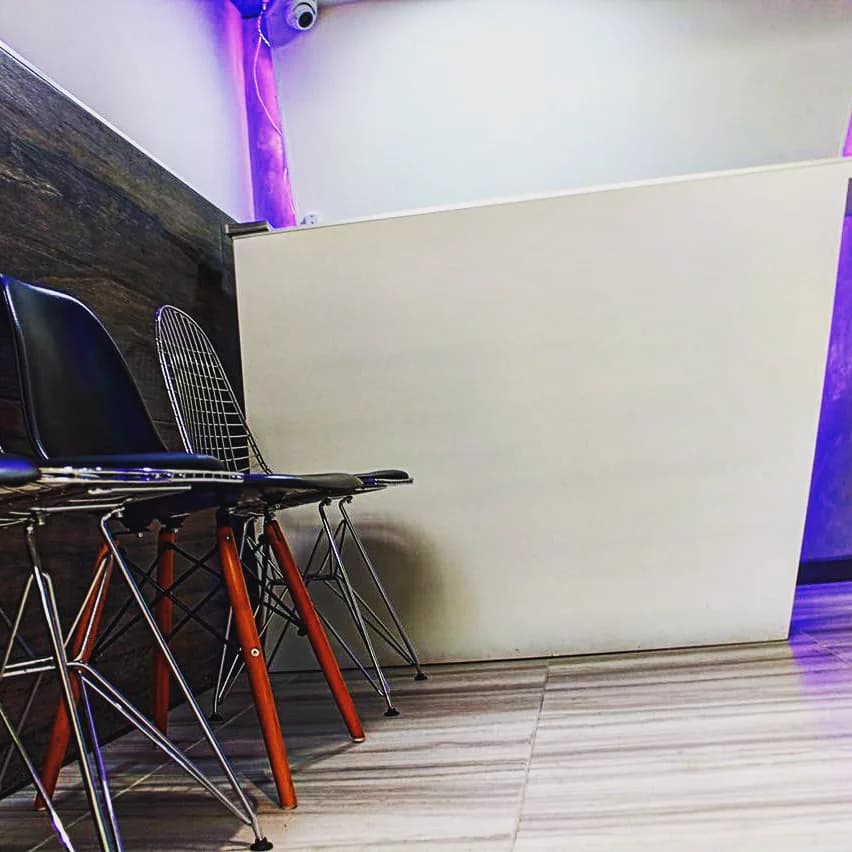 Sillas de la sala de espera junto al mostrador.