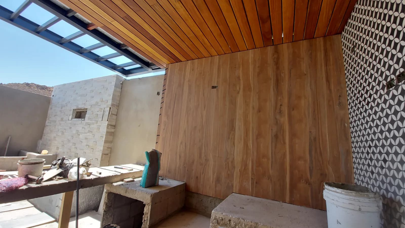 Otra vista del área de asador en obra.