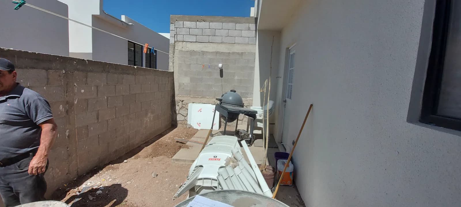 El patio antes de la obra, con muros de block sin acabado.
