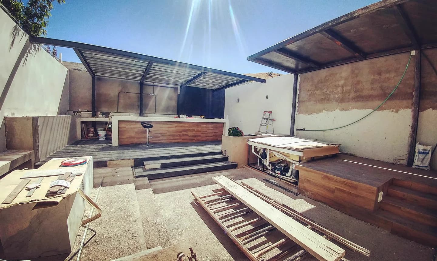 El patio durante la obra, con la barra en proceso y material de construcción.