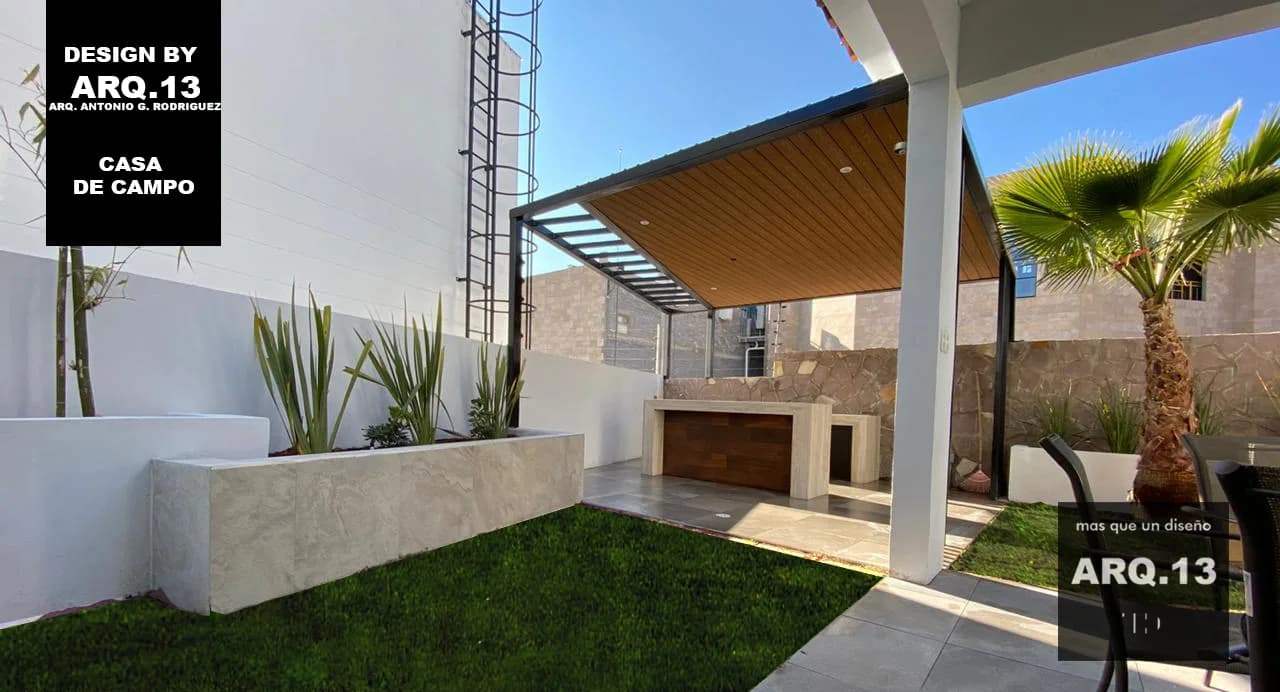Pérgola con plafón de madera sobre la barra, con jardineras de agaves y una palmera.