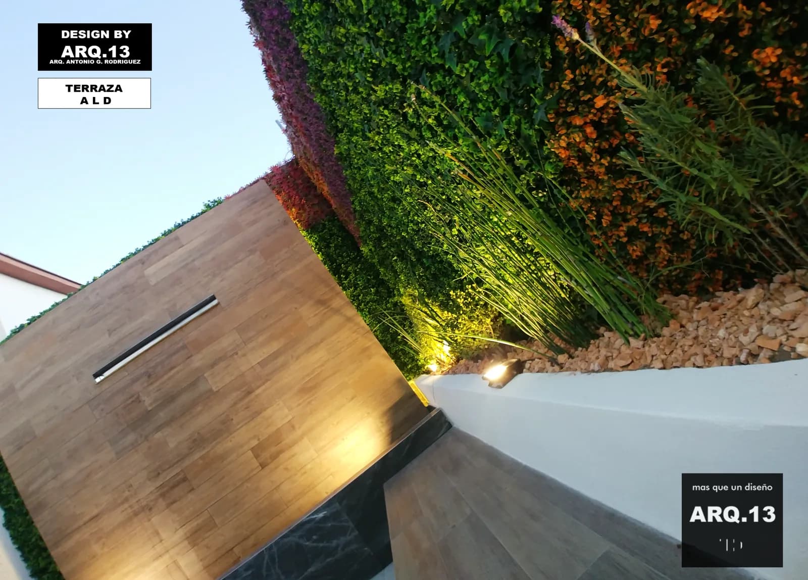 Muro de porcelanato tipo madera con caída de agua junto al muro verde, al anochecer.