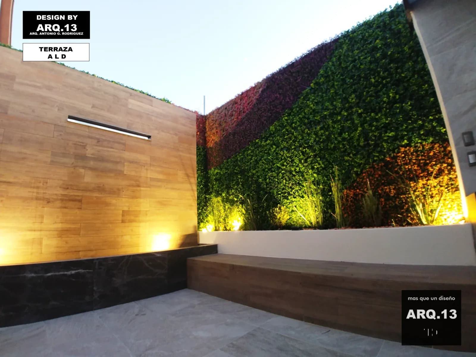 La terraza al anochecer, con la banca de madera y las jardineras iluminadas.