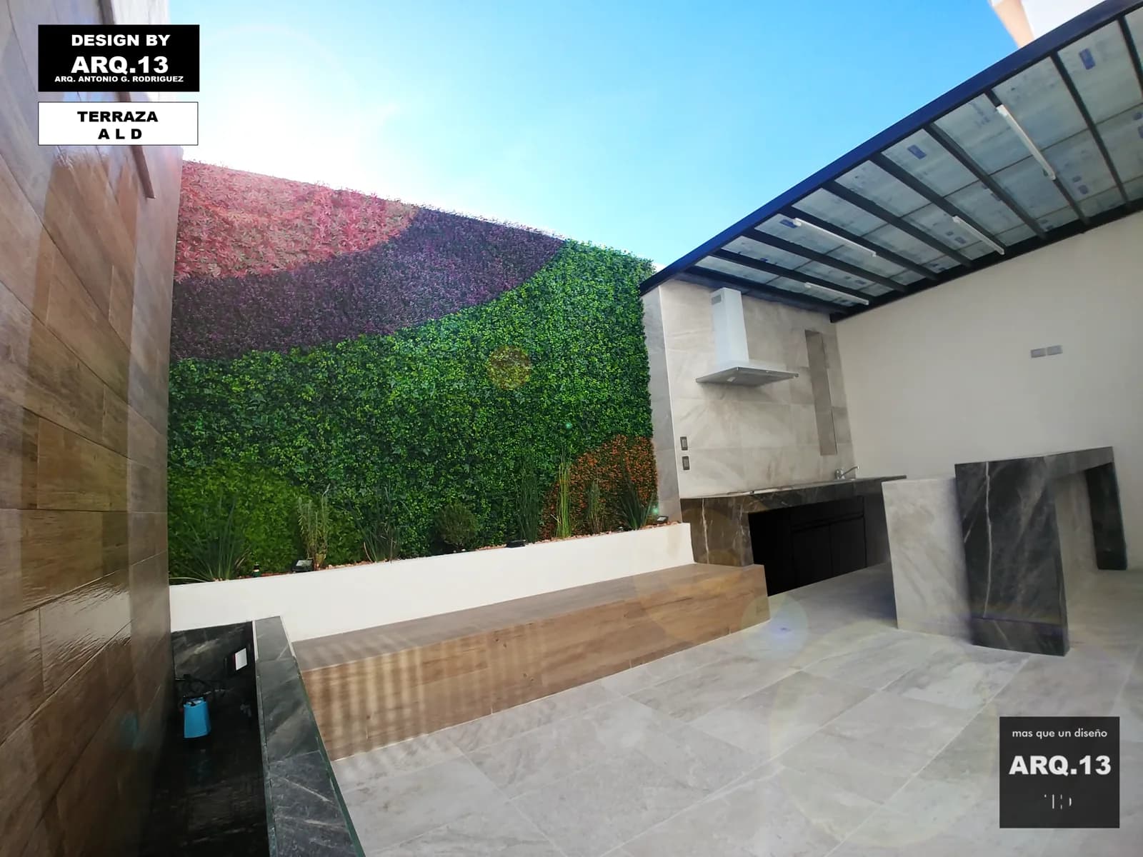Terraza de Patios Aldabas, con muro verde, techumbre de cristal, barra de mármol oscuro y banca de madera.