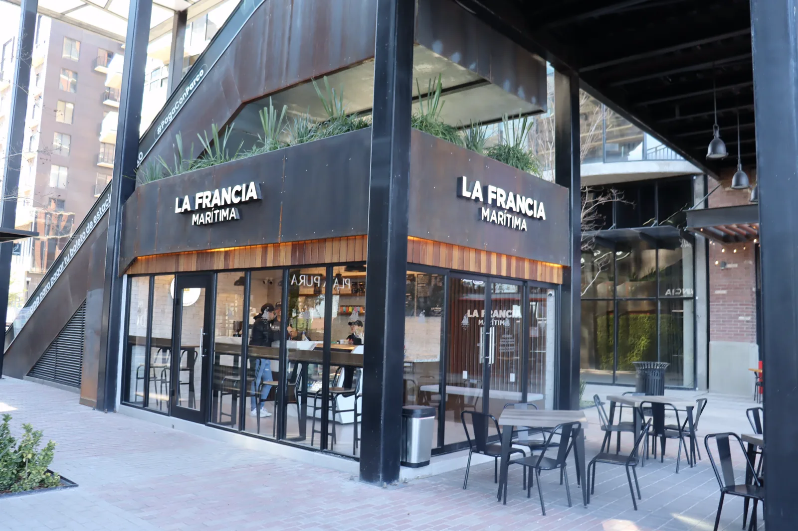 Fachada de La Francia Marítima, local comercial desarrollado por ARQ13, revestida en acero oxidado.